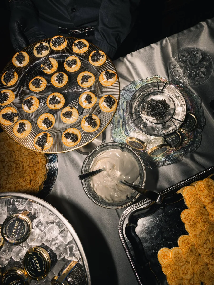 Caviar bar Istros: blini cu caviar, smântână și cutii pe gheață