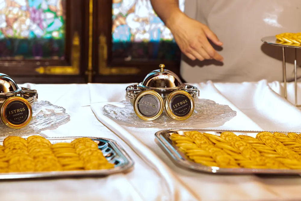 Masă pregătită cu blini și caviar