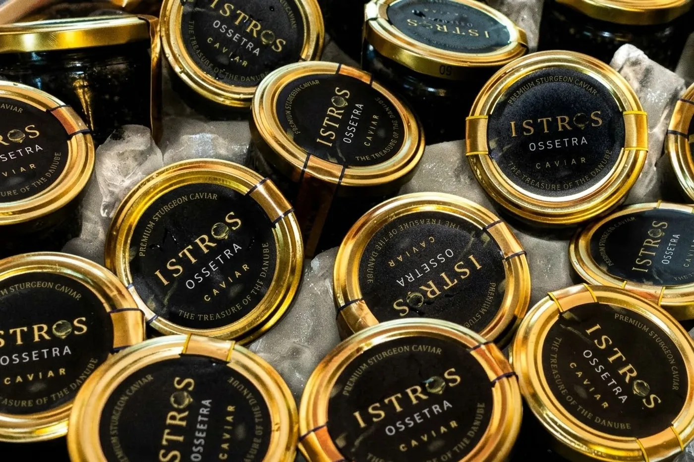 Platou cu cutii de caviar Istros pe gheață, la un eveniment
